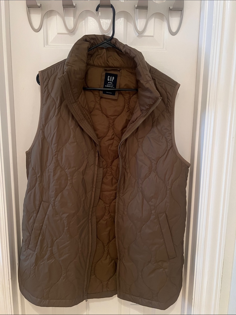 GAP Quilted Sleeveless Puffer Vest in Brown Taupe